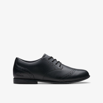 Finja Brogue Older Black Leather | Clarks discount - Kids